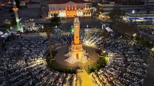 İzmir Büyükşehir Belediyesi 4 ilde 25 bin kişilik iftar sofrası kurdu