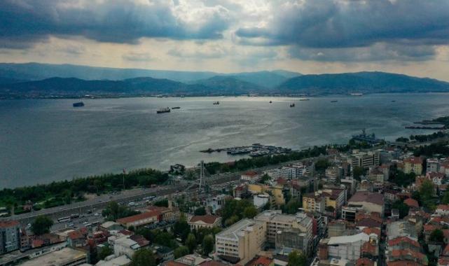 Kırmızıya dönen İzmit Körfezi'nde inceleme