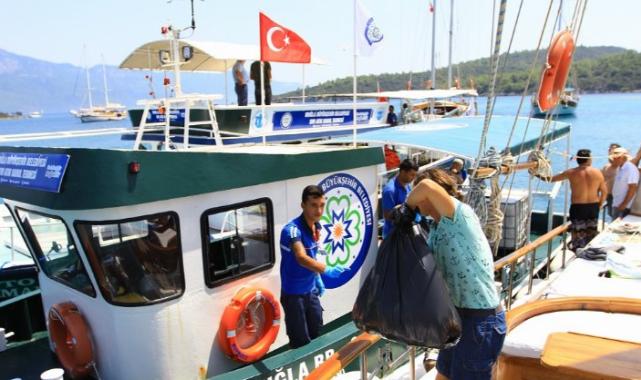 Muğla Büyükşehir Belediyesi bayram tatilinde de teknelerden atık topladı