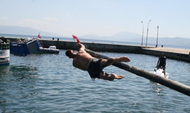 Kabotajın coşkusu... Mudanya'da yağlı direkte bayrak için yarıştılar