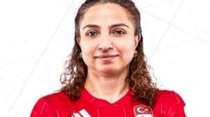 Emine Seçkin madalya için Paris'te