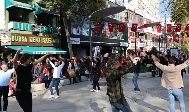 Kocaeli'de davul ve zurna eşliğinde zeybek gösterisi