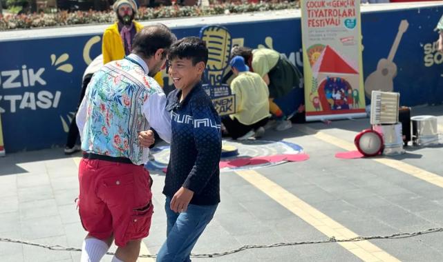 Bursa tiyatro ile gülümsüyor
