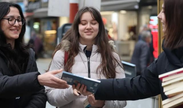 Cumhuriyet Bulvarı'nda kitap sürprizi