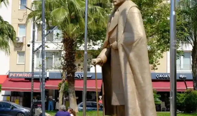 İzmir'de Narlıdere Belediyesi, Atatürk anıtı’nı bakıma aldı