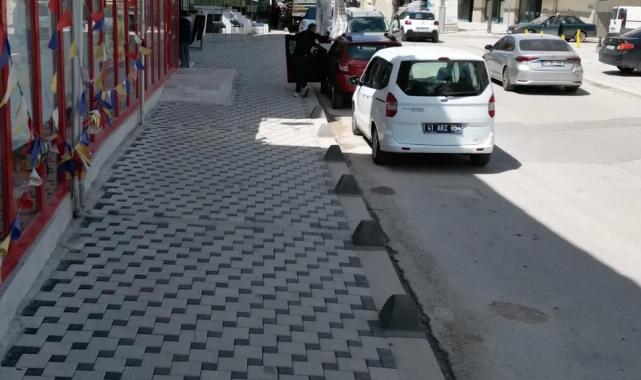 İzmit'te Şehit Kazım Caddesi'nde kaldırımlar yenilendi