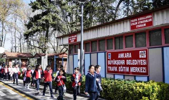 Minikler trafiği eğlenerek öğreniyor