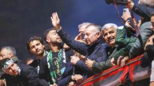 Başkan Büyükakın’a Kocaelispor taraftarlarından sevgi gösterisi