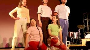 Bursa'da tiyatro perdesi çocuk ve gençler için açıldı