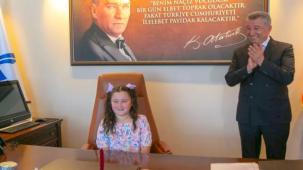 İzmir'de çocuk başkanlar koltuğa oturdu, isteklerini sıraladılar!