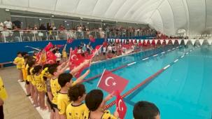 Kocaeli İzmit'te 23 Nisan’a özel yüzme yarışı