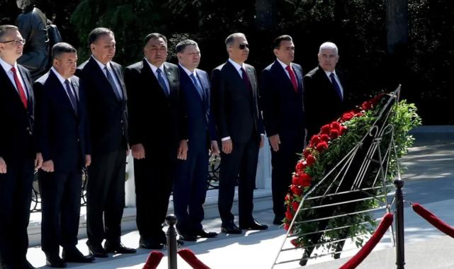 Bakan Yerlikaya'dan Bakü'de Aliyev’in kabrine ziyaret