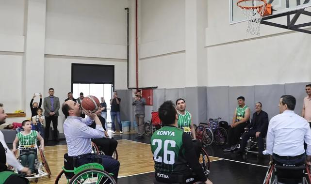 Konya'da tekerlekli sandalyede pota heyecanı