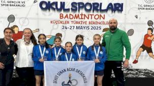 Bursa Osmangazili badmintonculardan namağlup şampiyonluk