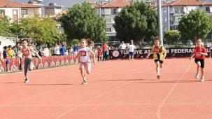 “En Hızlı Benim” atletizm yarışmasına yoğun ilgi