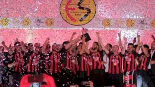 Eskişehirspor şampiyonluğunu sahada kutladı