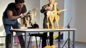 'Kendini Arayan Zürafa' yollarda