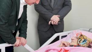 Kocaeli'de Başkan Büyükakın, Anneler Günü’nde şehit ailesi ve huzurevine gitti