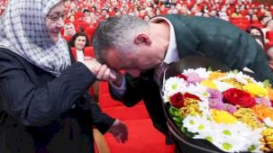 Kocaeli'de Başkan Büyükakın'dan annesine çiçekli kutlama