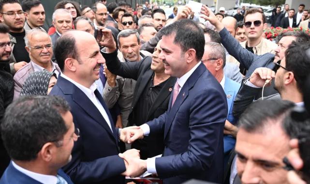 Bakan Kurum Konya Türbeönü'nde kucaklaştı