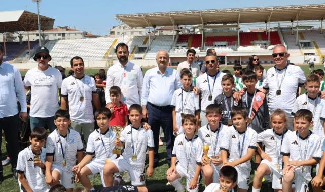 Başkan Büyükgöz minik sporcuları yalnız bırakmadı