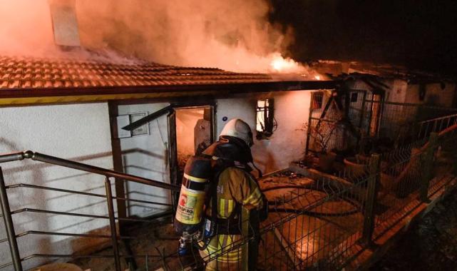 İzmir’de yangın kâbusu! 20 ev yandı, ekipler seferber oldu
