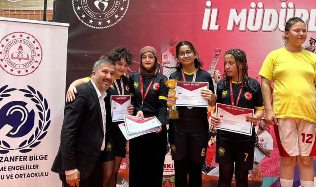 Karamürsel’in işitme engelli öğrencileri masa tenisinde Türkiye'yi gururlandırdı