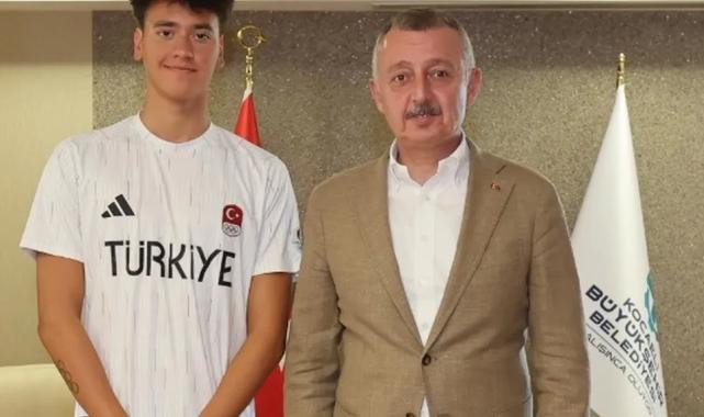 Kocaeli'de Başkan Büyükakın genç milli yüzücüyü kabul etti