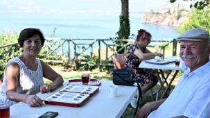 Antalya'da kıdemli kent sakinlerinden mangala keyfi