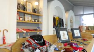 Efesium hediyelik eşya dükkânı’nda kadınların el emeği raflarda yerini alıyor