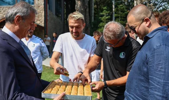 Başkan Alemdar'dan Bolu kampına baklavalı moral