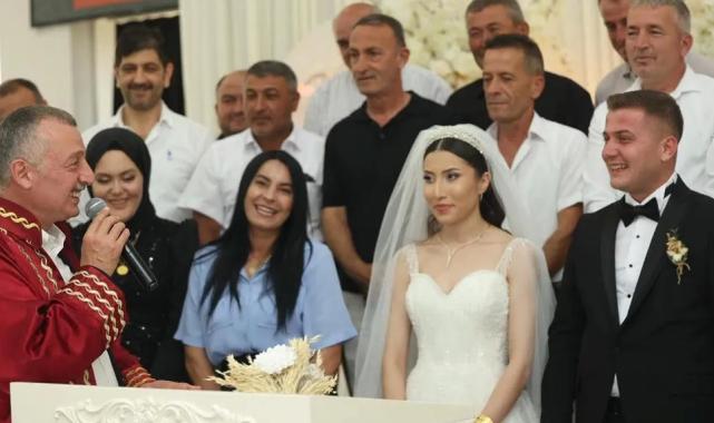 Kocaeli'de düğüne gitti, vatandaşla sohbet etti