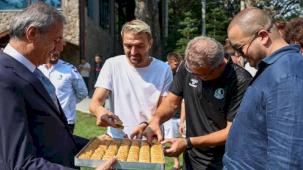 Başkan Alemdar'dan Bolu kampına baklavalı moral