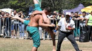 Bursa İznik'in Alıç Yaylası'nda kıran kırana güreş