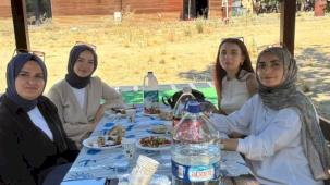 Bursalı genç inşaat mühendislerinin piknik keyfi