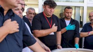 İzmir'de Başkan Tugay Aliağa’da aşure lokmasına ortak oldu