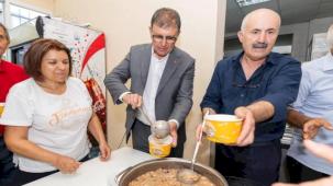 İzmir'de Başkan Tugay bereketi paylaştı