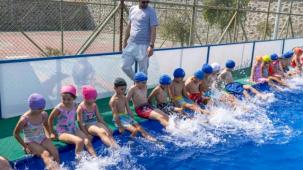 İzmir'de mahalleye havuz geldi, çocuklar bayram etti