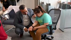 Manisa’da 'Ben Buradayım' akıllı bileklikleri dağıtılıyor