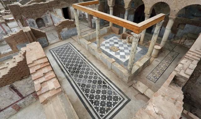 Efes'in simge yapılarından Yamaçevler restorasyonda