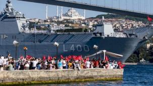 İstanbul Boğazı'nda görkemli geçit