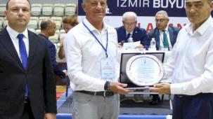 İzmir Büyükşehir Spor Kulübü’nde bayrak değişimi