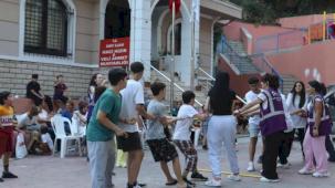 İzmit'in mahallelerinde geleneksel şenlikte binlerce çocuk buluştu