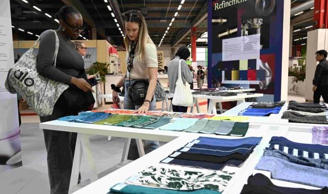 Bursa kumaşları Paris'te genç tasarımcılarla küresel vitrinlerde parladı