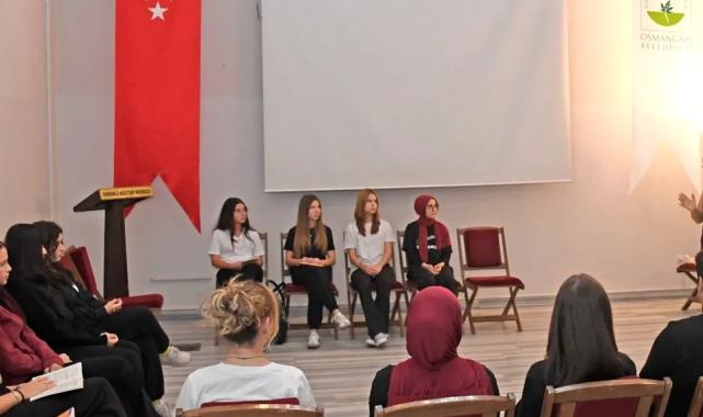 Bursa'da Osmangazi Belediyesi okutarak öğretiyor