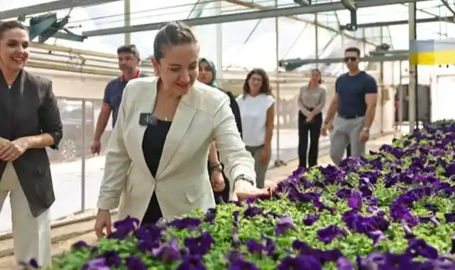 Büşra Özdemir Hurma Bitki Üretim Tesisi'ni inceledi