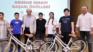 Başarılı öğrencilere Büyükşehir’den ödül