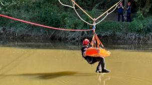 İtfaiyeciler Sakarya Nehri üzerinde nefes kesti