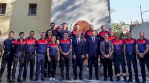 İzmir'de Başkan Tugay'dan itfaiye personeline ziyaret