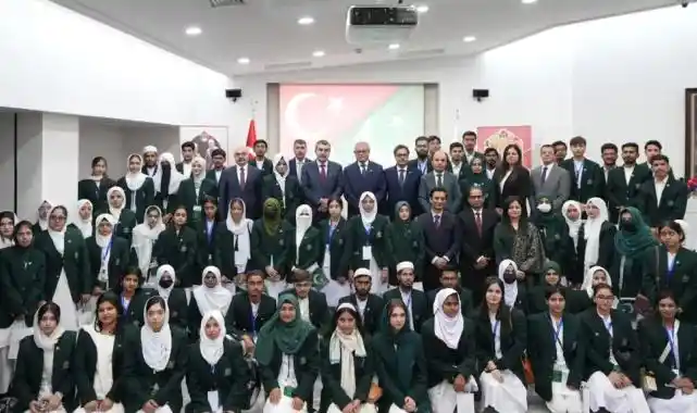 Bakan Tekin Pakistanlı öğrencileri kabul etti